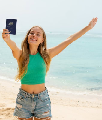 Viajero relajado mientras tramita su visa
